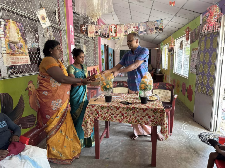 காரைநகர் அபிவிருத்தி சபை மாணவர் நூலகத்திற்கு மாணவர் வருகையை அதிகரிக்க வழங்கப்படும் ஊக்குவிப்பு நிதி 25,000 ரூபா சிவகெளரி முன்பள்ளிக்கு வழங்கப்பட்டது.