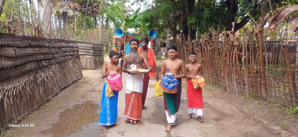 காரைநகர் நீலிப்பந்தனை ஶ்ரீ துர்க்கை அம்பாள் ஆலய வருடாந்த பொங்கல் வேள்வியை முன்னிட்டு கிராமிய வழிபாட்டு முறையில் ‘தண்டல்’ மூலம் வேள்விக்கான பொருட்கள் சேமிப்பு.