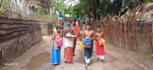 காரைநகர் நீலிப்பந்தனை ஶ்ரீ துர்க்கை அம்பாள் ஆலய வருடாந்த பொங்கல் வேள்வியை முன்னிட்டு கிராமிய வழிபாட்டு முறையில் ‘தண்டல்’ மூலம் வேள்விக்கான பொருட்கள் சேமிப்பு.
