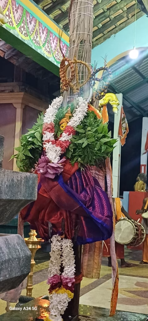 காரைநகர் நீலிப்பந்தனை அம்பாளுக்கு விளக்கு..! இன்றும் கிராமிய கோயிலாக விளங்கிவரும் நிலிப்பந்தனை துர்க்கை அம்பாளிற்கு பொங்கல் வேள்வியை முன்னிட்டு விளக்கு வைத்தல் என்னும் சம்பிரதாய கொடியேற்றல் திருவிழா நடைபெற்றது.